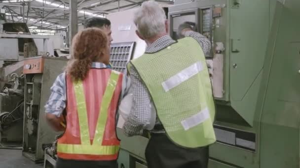 Grupo Engenharia Conversando Treinando Trabalhando Usando Controle Máquina Juntos Fábrica — Vídeo de Stock