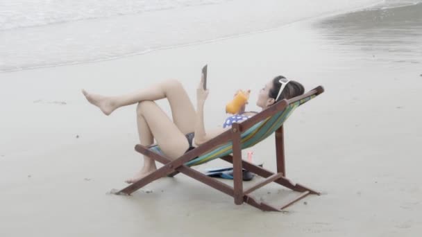Девушка Бикини Сексуальна Пользуясь Смартфоном Пляже Отпуске Девушка Путешествия Сидя — стоковое видео