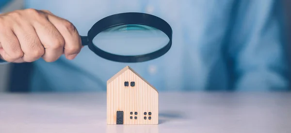 チェックの家 購入と検索の住宅や投資 ビジネスや不動産の概念を調査し 分析するための拡大鏡探しの家を保持するビジネスマンの手 — ストック写真