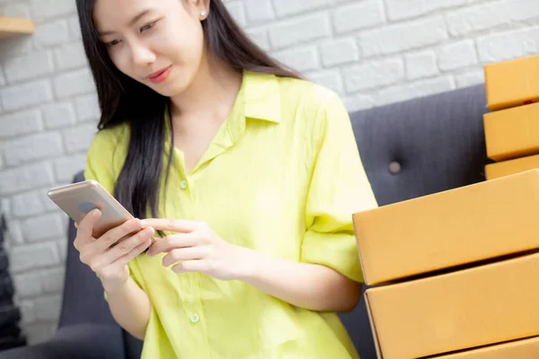 Mujer Asiática Joven Empresario Comprobar Orden Desde Teléfono Inteligente Con —  Fotos de Stock