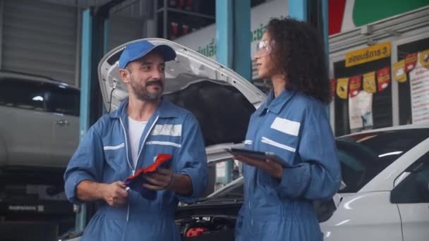 Equipo Mecánico Con Hombre Mujer Que Sostiene Computadora Tableta Charla — Vídeo de stock