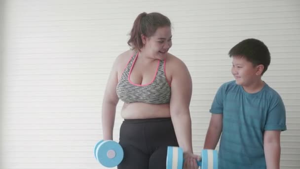 Família Asiático Mãe Filho Gordura Exercício Com Haltere Casa Mãe — Vídeo de Stock