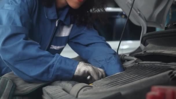 Рука Крупным Планом Женщины Является Механический Ремонт Двигателя Автомобиля Гараже — стоковое видео