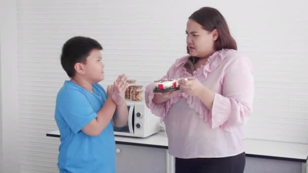 Relations Familiales Asiatiques Avec Fils Interdisent Mère Gros Gâteau Manger — Video