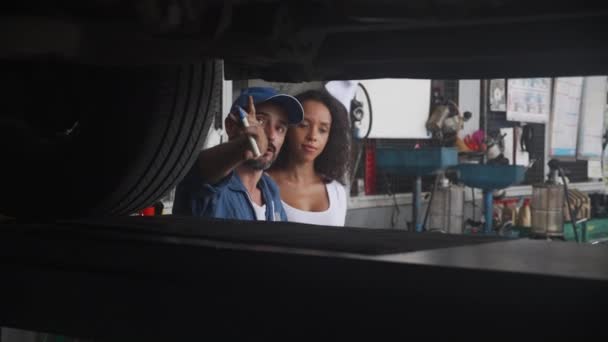 Młody Mechanik Chodzić Rozmawiać Klientem Samochodzie Naprawy Garażu Serwis Samochodowy — Wideo stockowe