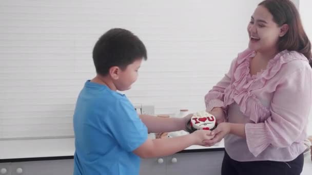 Ασιατική Οικογενειακή Σχέση Γιο Δίνοντας Τούρτα Μητέρα Στα Γενέθλια Και — Αρχείο Βίντεο