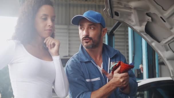 Joven Mecánico Hablando Con Cliente Para Examinar Los Problemas Reparar — Vídeos de Stock