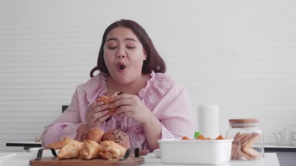 Fiatal Ázsiai Kövér Éhes Eszik Kenyeret Konyhában Otthon Enni Egészségtelen — Stock videók