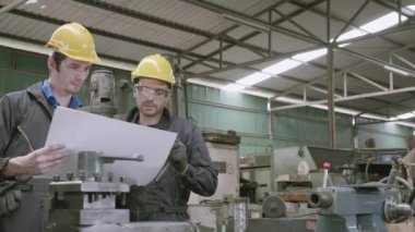 Ekip mühendisi proje üzerinde çalışıyor, iki adam planlama projesi, teknisyen denetleme ve tamir makinesi, fabrika, sanayi ve inşaat konseptinde girişimci yönetimi ve kontrolü.