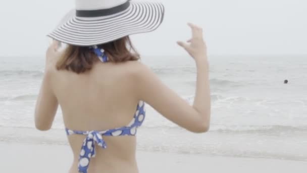Belle Jeune Femme Asiatique Bronzée Bikini Marchant Sur Plage Fille — Video