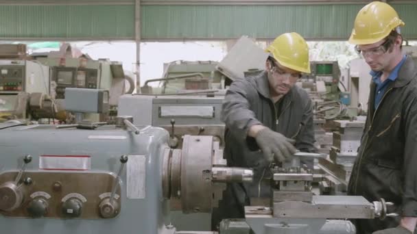 Insinyur Laki Laki Pelatihan Dengan Mandor Untuk Magang Menggunakan Mesin — Stok Video