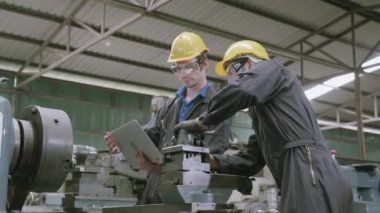 Dizüstü bilgisayarda çalışan takım mühendisi, iki adam planlama projesi, teknisyen denetleme ve tamir makinesi, fabrika, sanayi ve inşaat konseptinde girişimci yönetimi ve kontrolü.