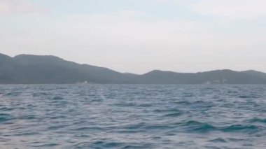 Yazın güzel deniz ve mavi gökyüzü, mevsim ve hava, seyahat, tatil ve tatil denizi, dinlenmek için ada ve doğa arka planlı manzara, sakin tropikal ve çevre.