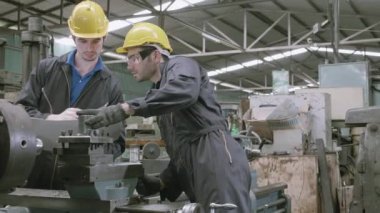 Ekip mühendisi proje üzerinde çalışıyor, iki adam planlama projesi, teknisyen denetleme ve tamir makinesi, fabrika, sanayi ve inşaat konseptinde girişimci yönetimi ve kontrolü.