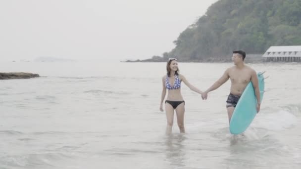 아름다운 아시아 남녀가 걸어서 해변에 허니문을 휴가를 즐기고 친구와 여행을 — 비디오
