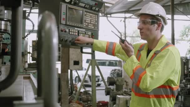 Zwei Junge Wartungsmänner Uniform Überprüfen Die Maschine Und Telefonieren Mit — Stockvideo