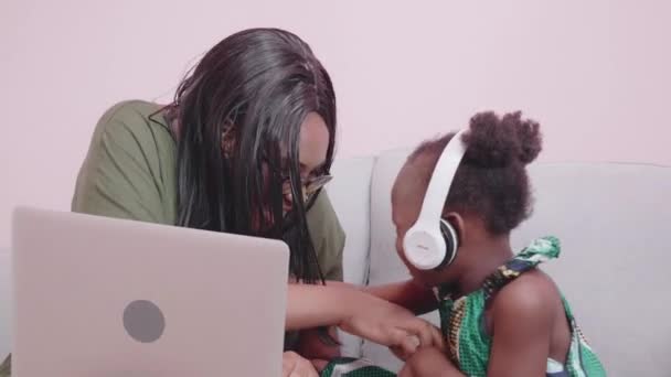 Joven Madre Hija Africana Usando Computadora Portátil Para Estudiar Aprender — Vídeos de Stock