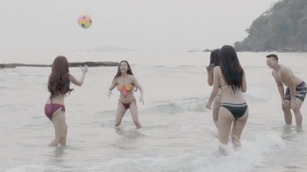 美しいグループ若いアジア人男性と女性ビキニでセクシーな幸せと楽しい夏にビーチでスポーツボールをプレイ 週末に海岸で一緒に友人の休暇のための活動 友情の概念 — ストック動画