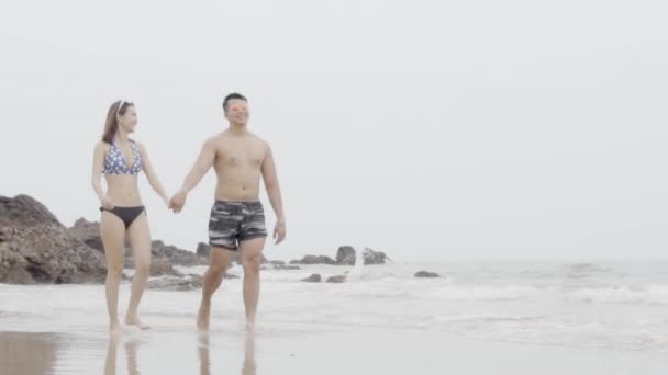 Hermosa Pareja Asiática Joven Caminando Playa Con Amor Romántica Luna — Vídeo de stock