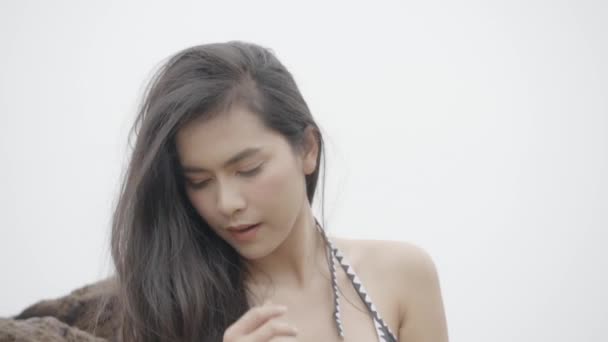 Güzel Bronzlaşmış Bikinili Kumsalda Oynaşan Seksi Yaz Tatilinde Mutlu Gülümseyen — Stok video