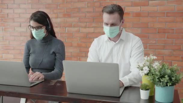 Müşteri Desteği Için Müşteri Hizmetleri Kadın Erkek Çağrı Merkezi Operatör — Stok video