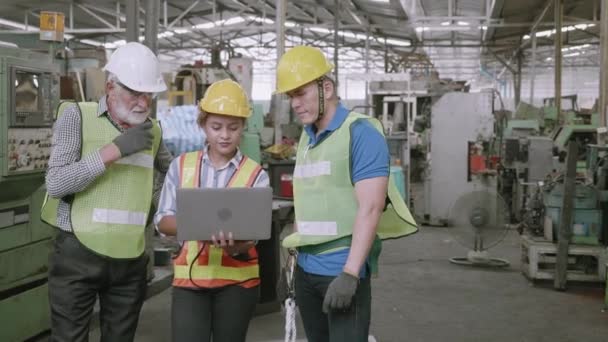 Endüstriyel Fabrikada Bir Grup Mühendis Buluşması Ustabaşı Işçi Dizüstü Bilgisayar — Stok video