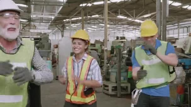 Команда Инженеров Улыбается Танцует Промышленной Фабрике Счастливым Многонациональным Народом Группа — стоковое видео
