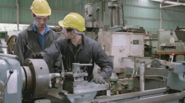 İşçi, teknisyen ve öğrenme, müfettiş ve işçi, staj ve atölye, endüstriyel konsept, çıraklık eğitimi kullanarak ustabaşı ile staj eğitimi alıyorum..
