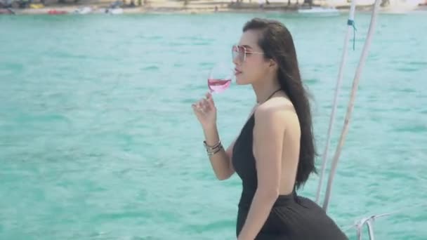美しい若いアジアの女性はワイングラスを飲み 海辺の休暇でヨットクルーズで楽しむ 海の夏に豪華さで旅行する女の子 休日に幸せな女性はシャンパンを飲む — ストック動画