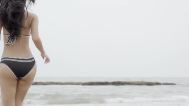 Bela Bronzeada Jovem Mulher Asiática Biquíni Andando Praia Menina Sexy — Vídeo de Stock