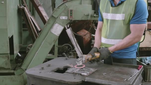 亚洲年轻人在工业工厂焊接铁 焊工工作 熟练的工具 工程师和设备 劳工和钢铁工业 工业概念 — 图库视频影像