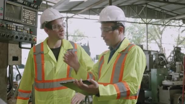 Два Молодых Инженера Техническое Обслуживание Осмотр Машине Промышленном Заводе Команда — стоковое видео