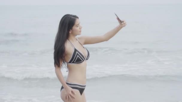 Piękna Młoda Azjatka Bikini Seksowne Robienie Zdjęć Smartfonem Plaży Dla — Wideo stockowe