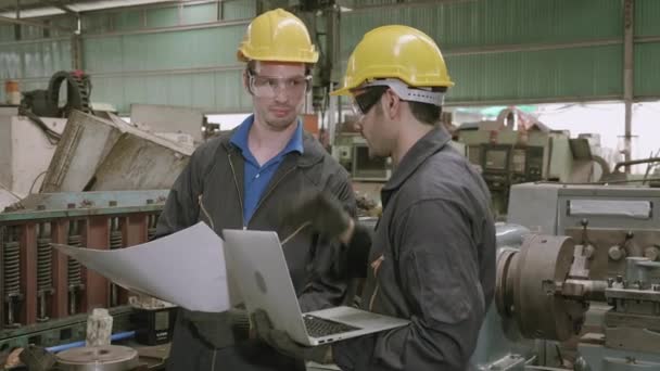 Два Инженера Партнер Работают Ноутбуком Имеют Соглашение Успех Вместе Заводе — стоковое видео