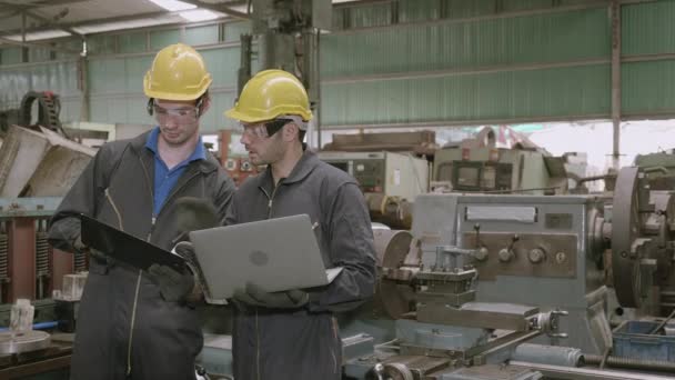 Dois Homens Engenheiro Trabalhar Com Computador Portátil Juntos Fábrica Industrial — Vídeo de Stock