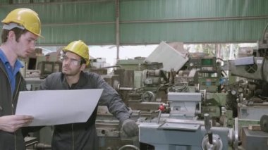 Ekip mühendisi proje üzerinde çalışıyor, iki adam planlama projesi, teknisyen denetleme ve tamir makinesi, fabrika, sanayi ve inşaat konseptinde girişimci yönetimi ve kontrolü.
