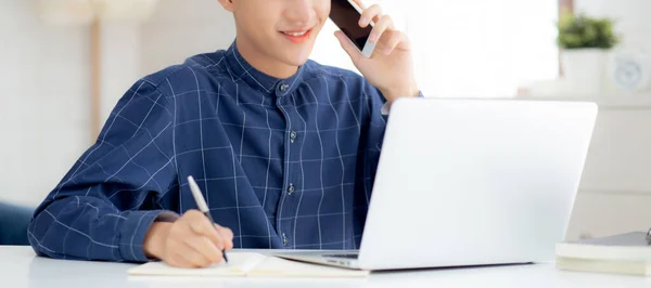 Giovane Asiatico Parlando Telefono Lavoro Casa Con Computer Portatile Freelance — Foto Stock