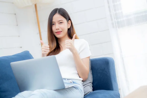 아시아인 사업가는 미소를 집에서 일하고 노트북 컴퓨터를 가지고 소파에서 인터넷에 — 스톡 사진