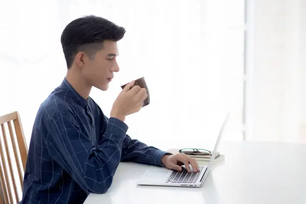 Jovem Homem Negócios Trabalhando Casa Com Computador Portátil Mesa Freelance — Fotografia de Stock