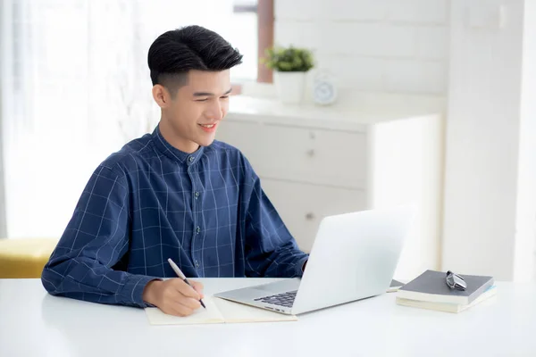 아시아 사업가는 위에서 노트북 컴퓨터를 사용하여 일하고 계획하기 공책에 개념에 — 스톡 사진