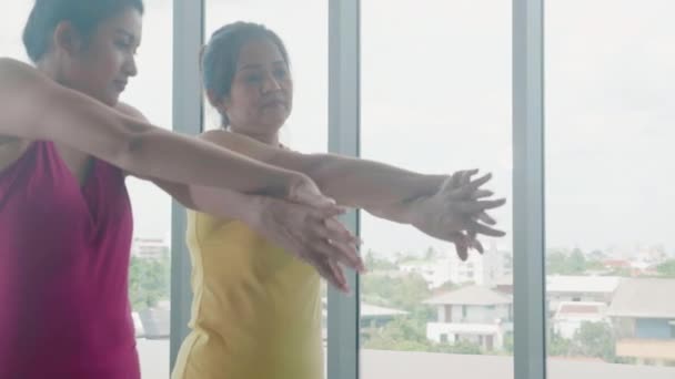 Allenatore Formazione Giovane Donna Asiatica Abbigliamento Sportivo Facendo Esercizio Yoga — Video Stock