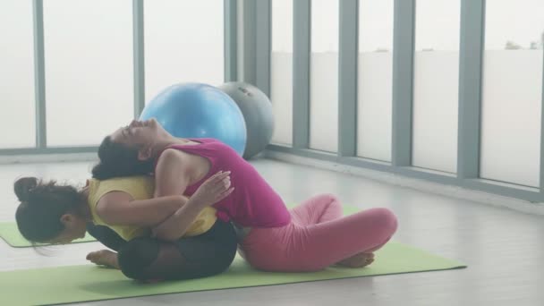 Due Asiatica Giovane Donna Che Esercizio Yoga Con Tratto Nuovo — Video Stock