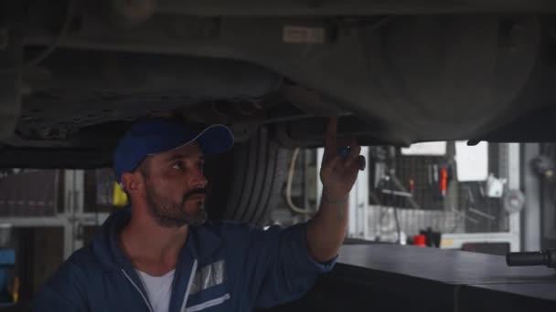 Homem Mecânico Segurando Prancheta Enquanto Examina Motor Carro Garagem Técnico — Vídeo de Stock