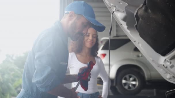 Młody Mechanik Rozmawiający Klientem Problemach Naprawie Silnika Samochodu Garażu Pojazdu — Wideo stockowe