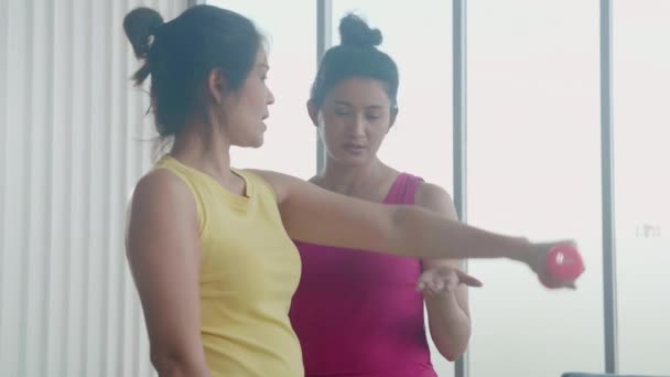 Jeune Femme Asiatique Ascenseur Haltère Pour Exercice Avec Effort Forte — Video