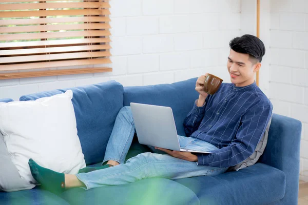 Giovane Uomo Affari Asiatico Sorridere Lavorare Casa Con Computer Portatile — Foto Stock