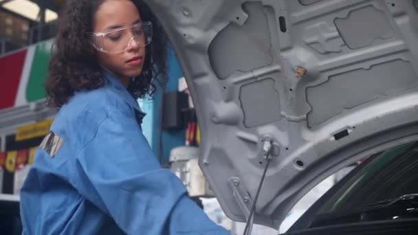 Mujer Joven Mecánico Reparación Motor Coche Garaje Servicio Automóviles Trabajador — Vídeo de stock