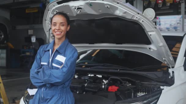 Joven Mecánica Pie Sonriendo Con Coche Garaje Técnico Vehículo Mantenimiento — Vídeo de stock