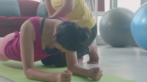 Allenatore Formazione Giovane Donna Asiatica Abbigliamento Sportivo Fare Planking Esercizio — Video Stock