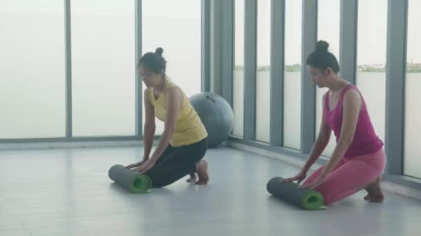 Giovane Donna Amici Rotolamento Con Stuoia Yoga Sul Pavimento Preparazione — Video Stock